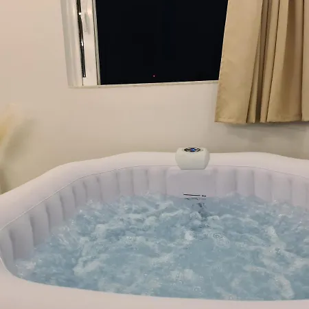 אתונה Sunny Home Private Jacuzzi Hydromassage Acropolis & Lycabettus Far View Parking 300M Metro Peristeri מראה חיצוני תמונה