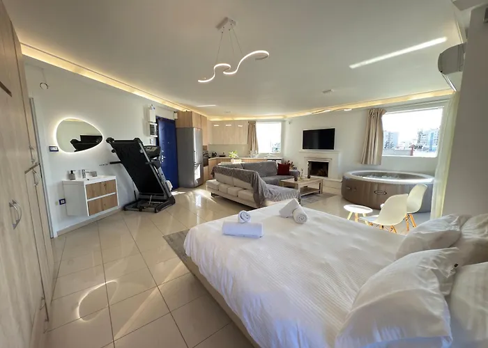 Sunny Home Private Jacuzzi Hydromassage Acropolis & Lycabettus Far View Parking 300M Metro Peristeri